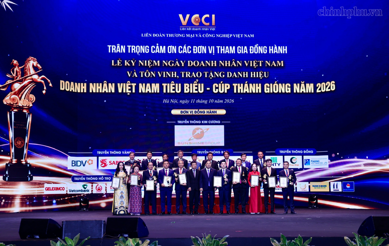 Phó Thủ tướng Thường trực Chính phủ Phạm Gia Túc và các doanh nhân Việt Nam tiêu biểu tại lễ tôn vinh tối 11/10/2026. Ảnh: chinhphu.vn/Phương Nguyên.