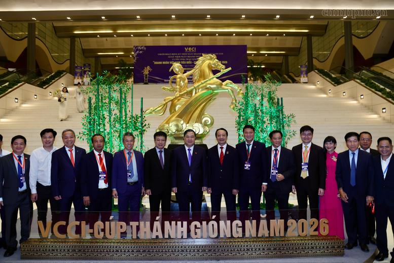 Phó Thủ tướng Thường trực chụp ảnh lưu niệm cùng các đại biểu - Ảnh: chinhphu.vn/Phương Nguyên