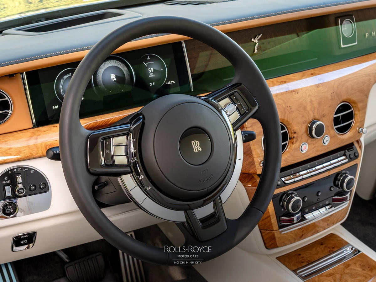 Dấu ấn trăm năm trong khoang xe xa xỉ. (Ảnh: Rolls-Royce Motor Cars Vietnam)