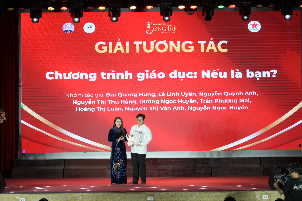 Nhóm tác giả nhận giải Tương tác với tác phẩm “Chương trình giáo dục: Nếu là bạn?”.