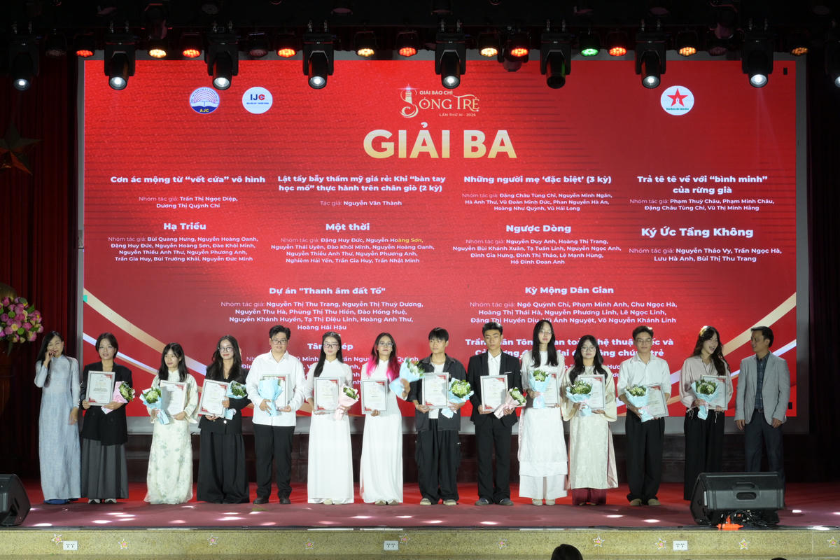 Đại diện các tác giả, nhóm tác giả nhận giải Ba.