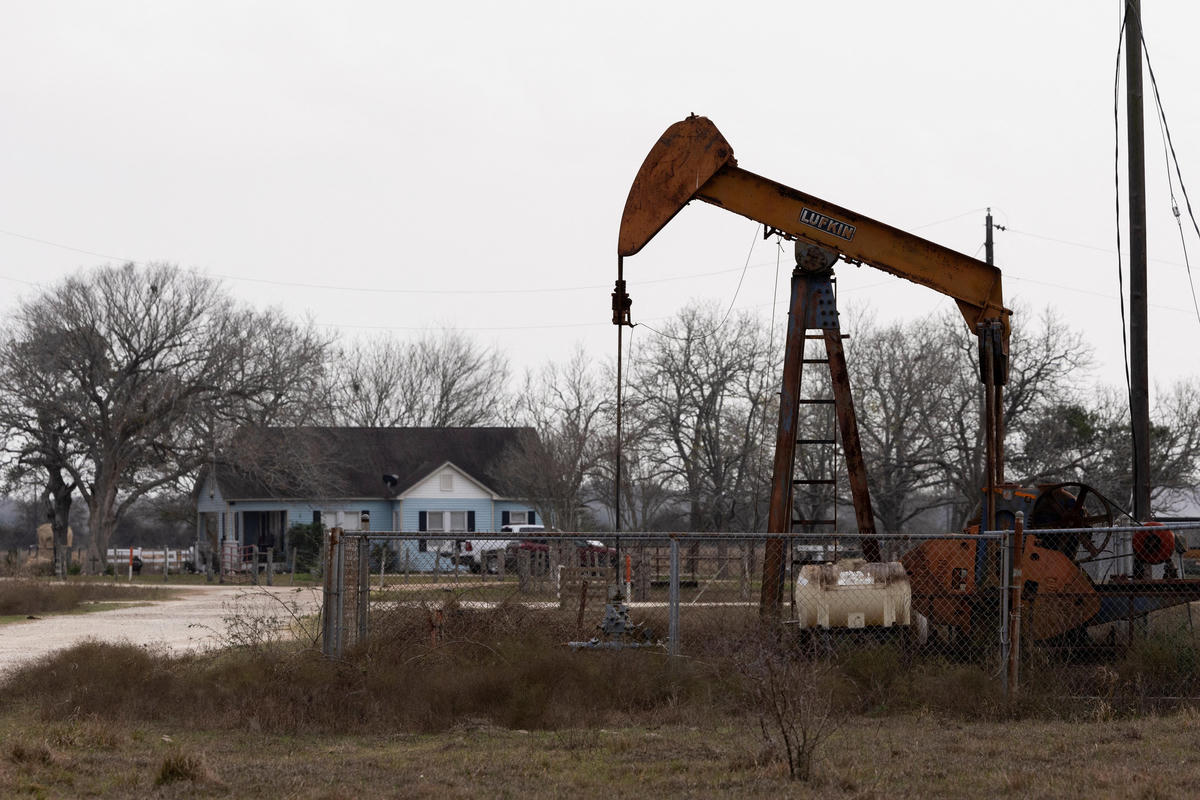 HHoạt động khai thác dầu tại Ganado, bang Texas, Mỹ. Ảnh: Reuters/Antranik Tavitian.