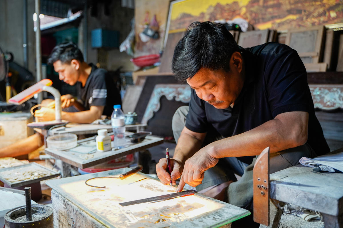 Nghệ nhân chế tác sản phẩm khảm trai tại làng nghề Chuôn Ngọ, xã Chuyên Mỹ, Hà Nội. Ảnh tư liệu: Cổng thông tin xã Chuyên Mỹ.