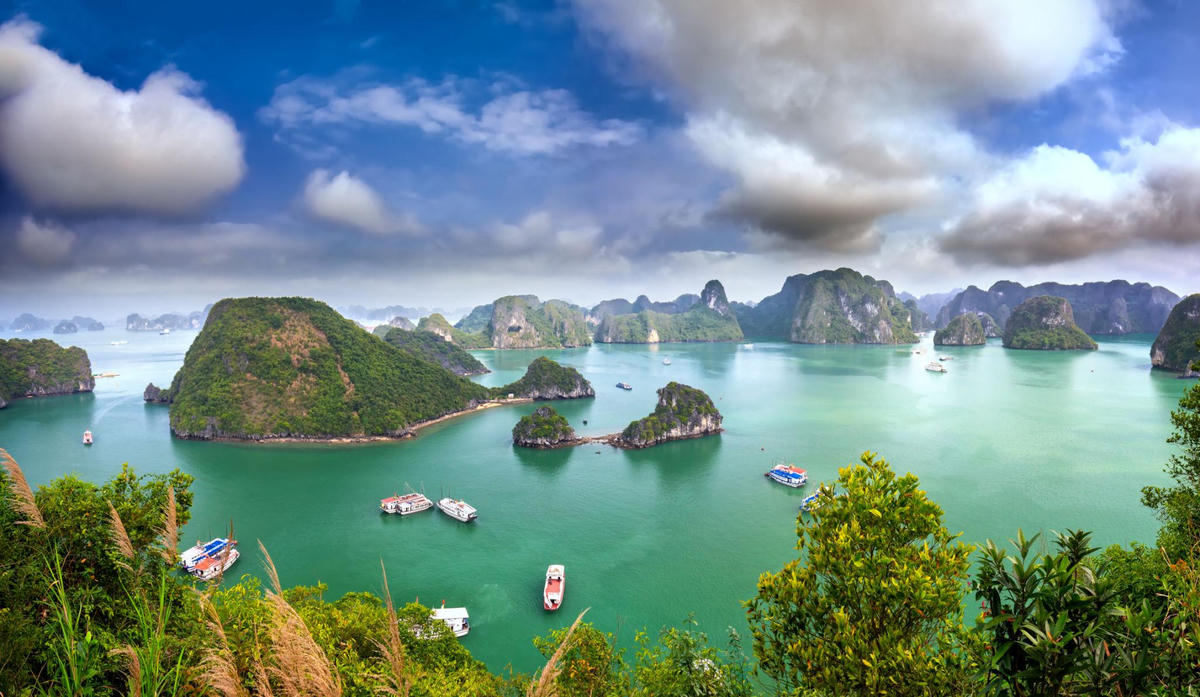 Tàu du lịch giữa những đảo đá vôi trên vịnh Hạ Long, nhìn từ đảo Ti Tốp. Ảnh: Jakub Hałun/Wikimedia Commons.