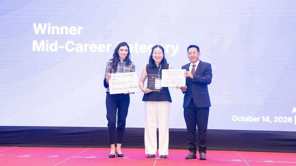 Tiến sĩ Hà Thị Thanh Hương vinh dự nhận giải thưởng.