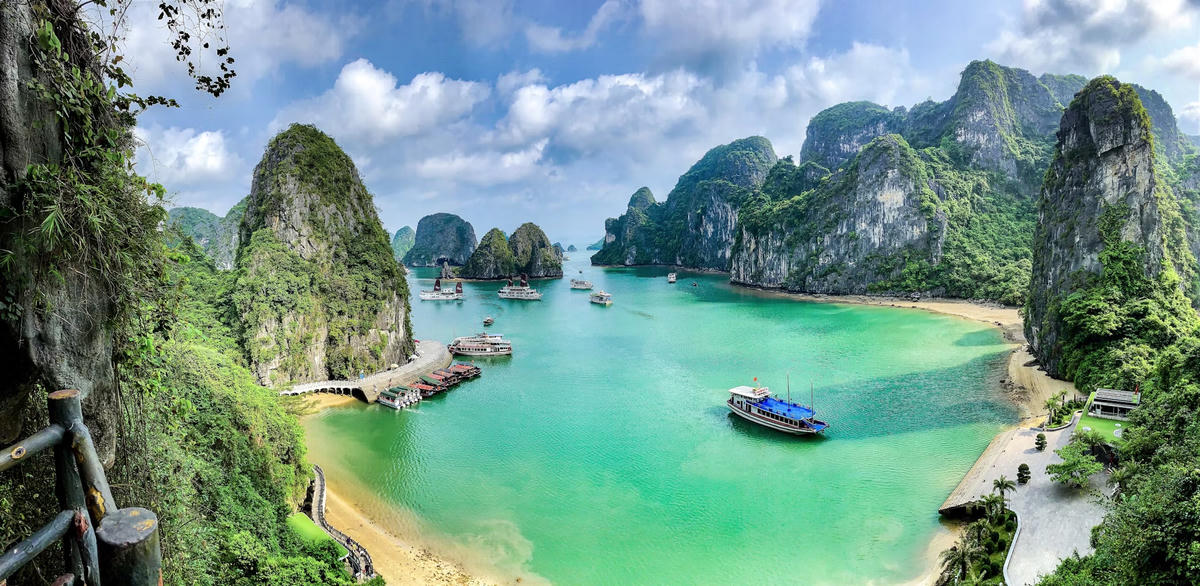 Tàu thuyền giữa những đảo đá vôi trên vịnh Hạ Long. Ảnh: Marina Lobato/Unsplash.