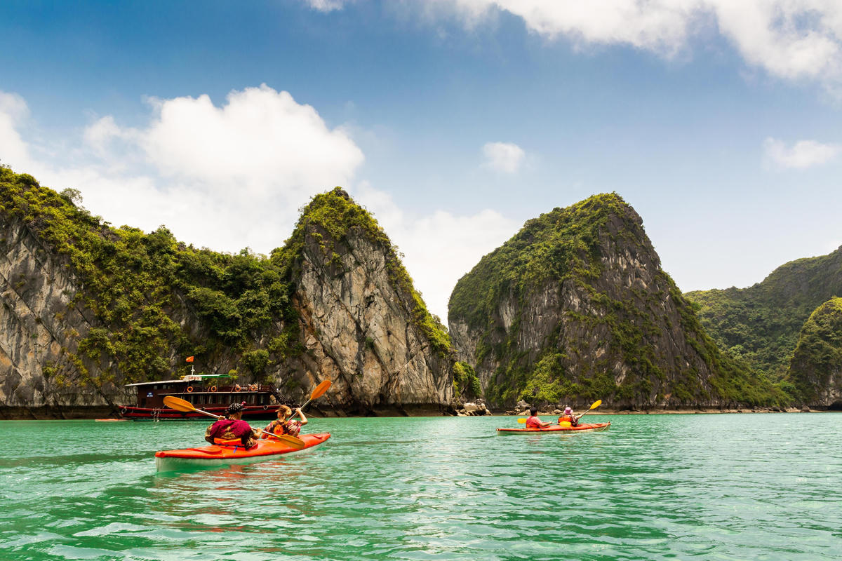 Chèo thuyền kayak là một trong những hoạt động được du khách lựa chọn khi khám phá vịnh Hạ Long. Ảnh: Christophe95/Wikimedia Commons.
