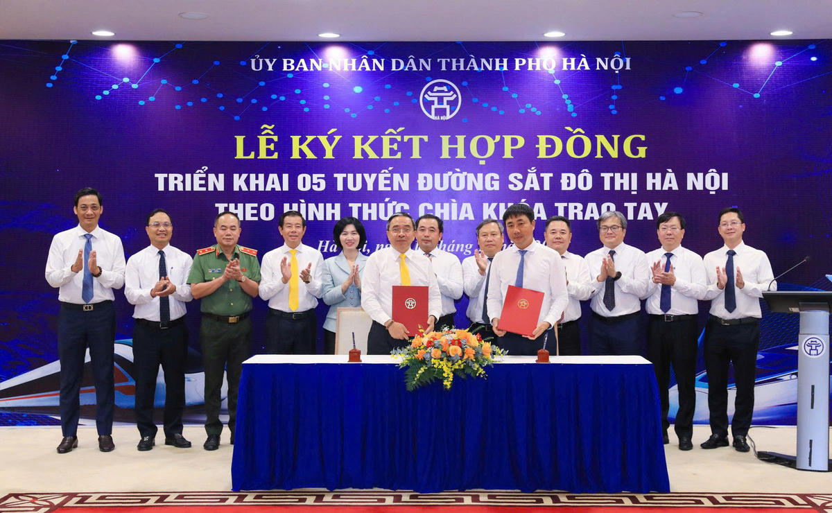 Lễ ký kết triển khai 5 tuyến đường sắt đô thị số 1, 2, 8, 10 và 14, tổng mức đầu tư lên đến gần 900.000 tỷ đồng. (Ảnh: Vingroup).
