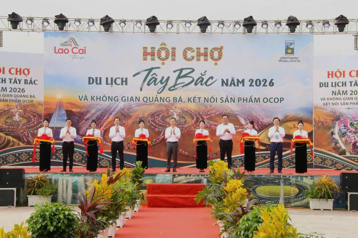 Ban Tổ chức và lãnh đạo tỉnh Lào Cai cắt băng khai mạc hội chợ. Ảnh: TTXTTM.