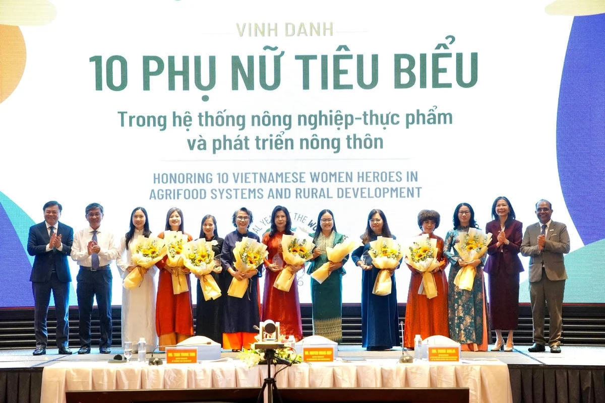 10 phụ nữ tiêu biểu trong hệ thống nông nghiệp - thực phẩm và phát triển nông thôn Việt Nam được FAO vinh danh. (Ảnh: Hồng Thủy/ NN&MT)