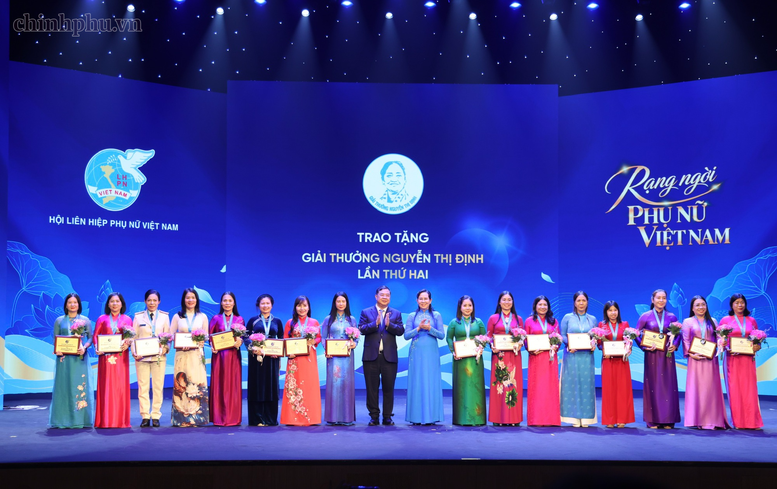 Phó Thủ tướng Thường trực Phạm Gia Túc trao Giải thưởng Nguyễn Thị Định lần thứ hai - Ảnh: chinhphu.vn/Phương Nguyên