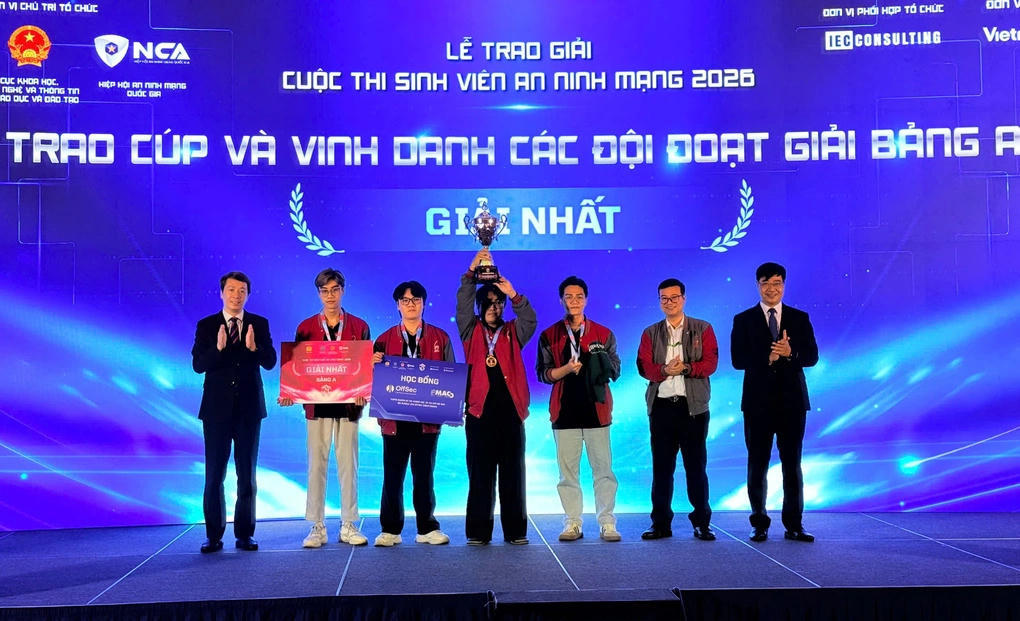Đội thi Học viện Công nghệ Bưu chính Viễn thông vô địch cuộc thi Sinh viên An ninh mạng. (Ảnh: Thu Uyên/VnExpress)