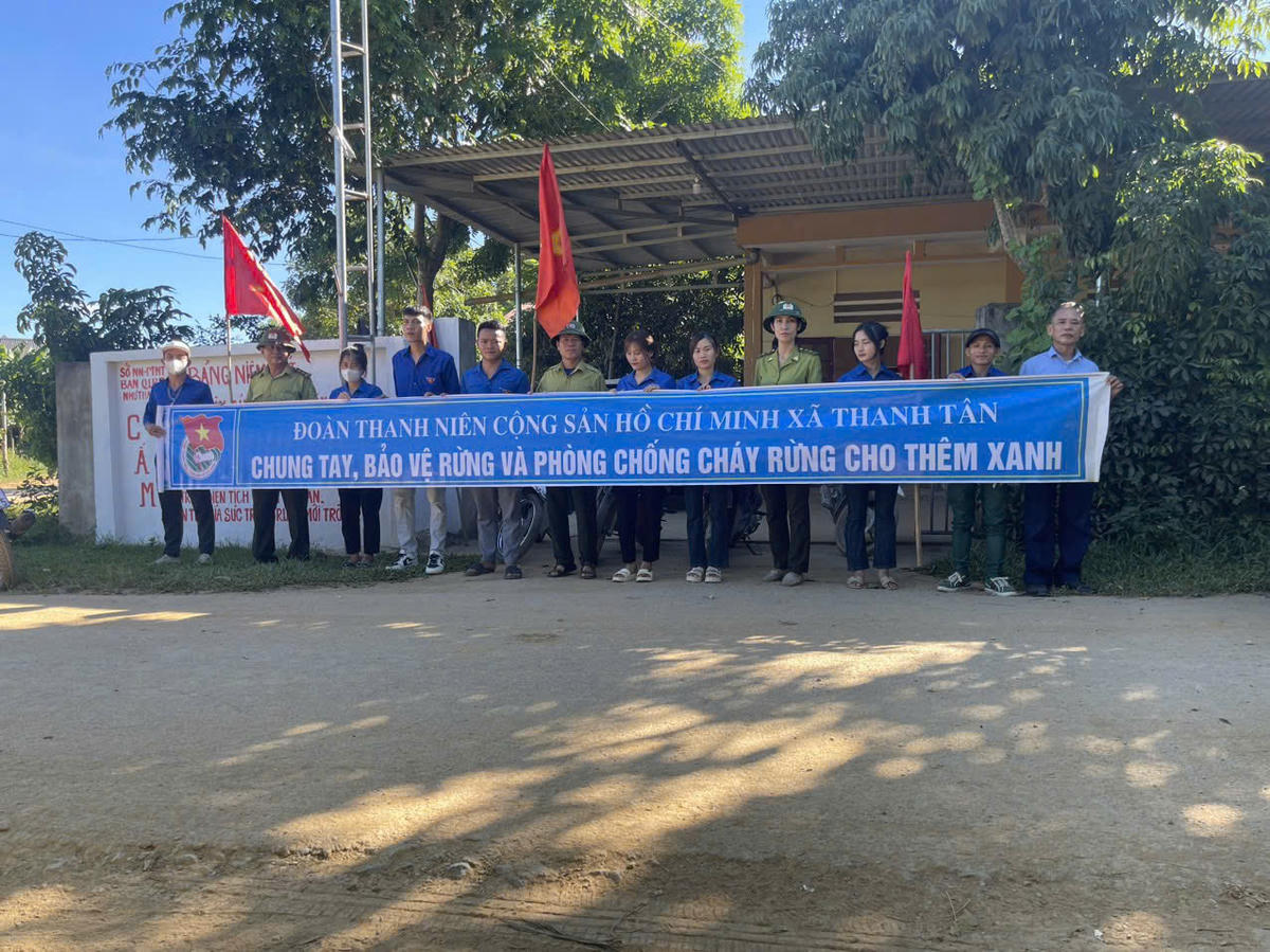 Hoạt động phối hợp với Đoàn Thanh niên xã tổ chức tuyên truyền lưu động về phòng cháy, chữa cháy rừng tại địa phương.