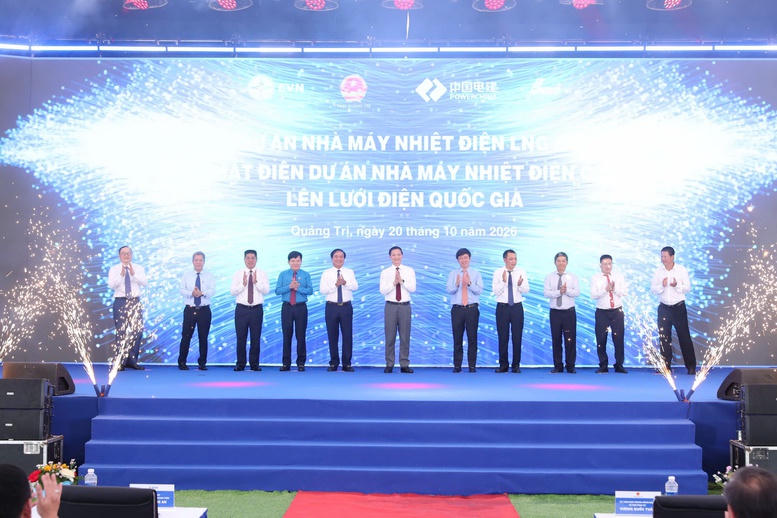 Các đại biểu thực hiện nghi thức khởi công dự án Nhà máy Quảng Trạch I và phát điện dự án Nhà máy Quảng Trạch II. (Ảnh: Ban tổ chức).
