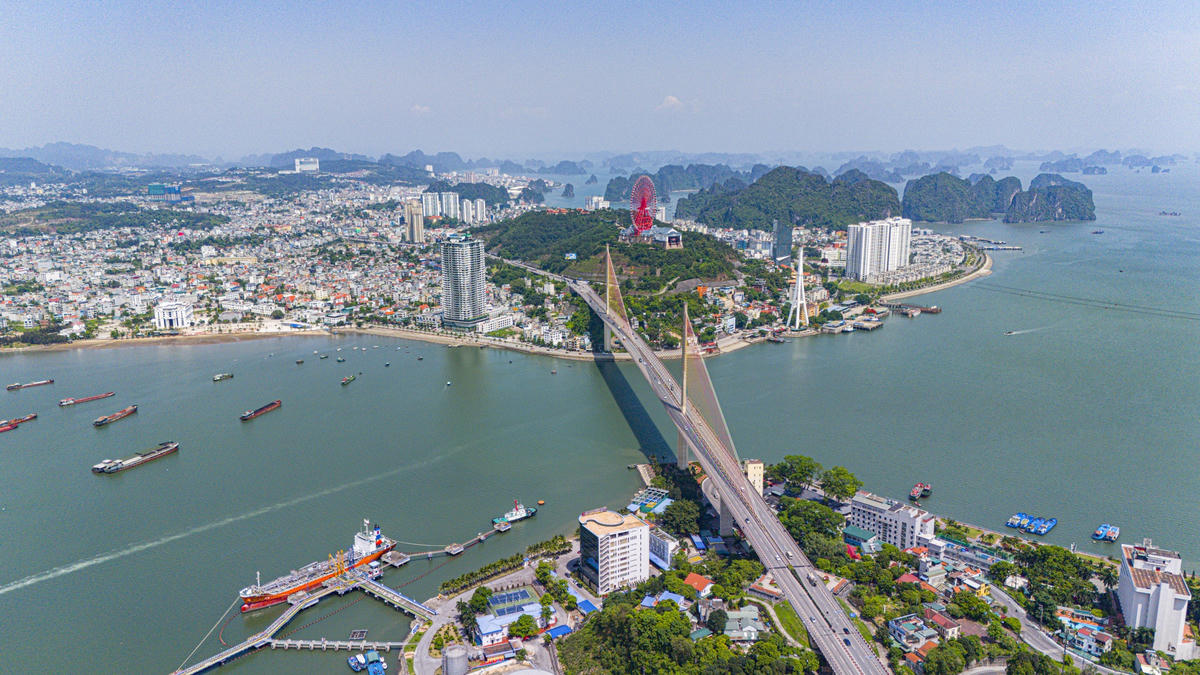 Cùng với thu hút dự án mới, Quảng Ninh đẩy mạnh cải cách hành chính, hoàn thiện hạ tầng khu công nghiệp và hỗ trợ doanh nghiệp hiện hữu mở rộng sản xuất, hướng tới tăng trưởng bền vững. (Ảnh minh họa)