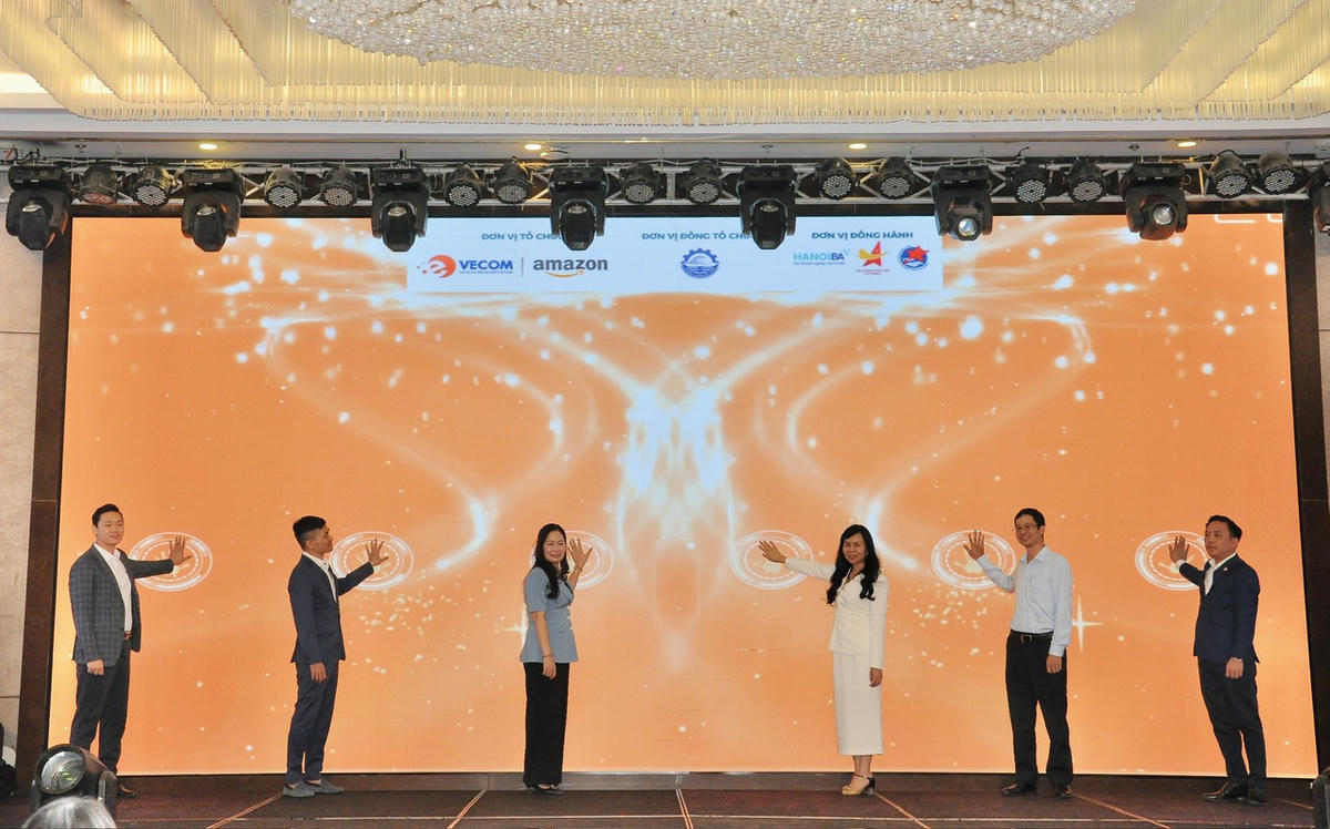 Các đại biểu thực hiện nghi thức phát động Chương trình “Doanh nhân trẻ vươn ra thị trường quốc tế qua thương mại điện tử” .