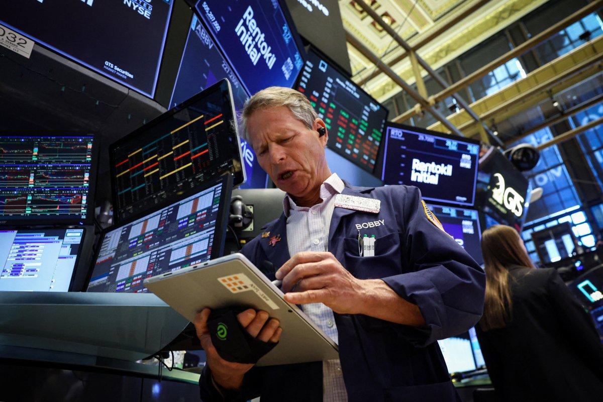 Một nhà giao dịch theo dõi thông tin thị trường trên máy tính bảng tại Sở Giao dịch chứng khoán New York (NYSE), Mỹ, ngày 8/6/2026. Ảnh: Reuters/Brendan McDermid.