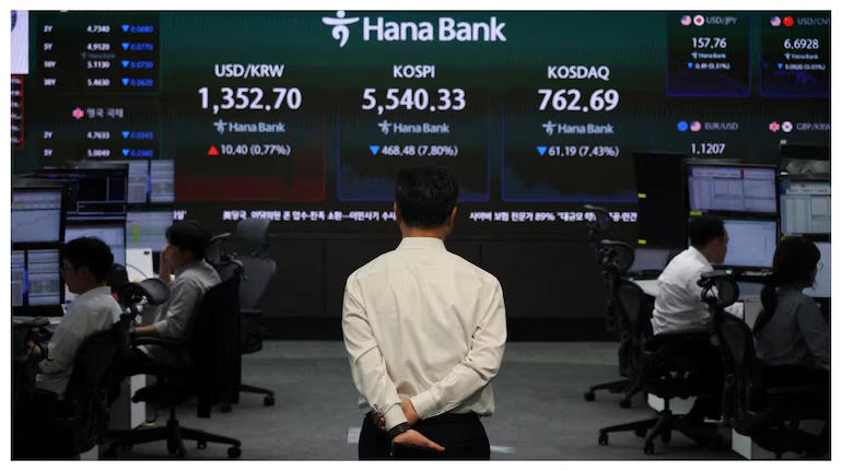 Các nhà giao dịch theo dõi bảng điện tử hiển thị chỉ số KOSPI, KOSDAQ và tỷ giá USD/KRW tại phòng giao dịch Hana Bank ở Seoul, Hàn Quốc. Ảnh tư liệu: Reuters.
