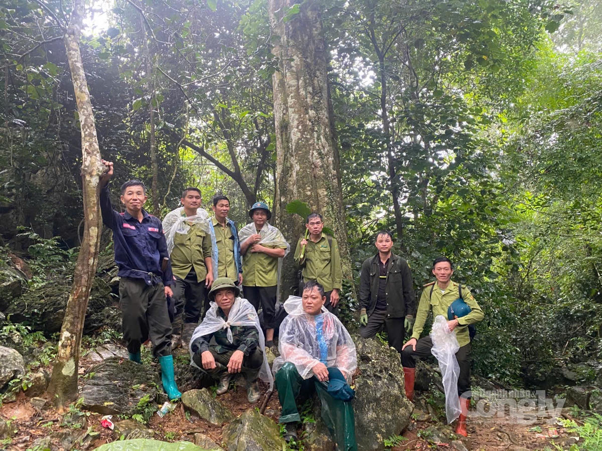 Phối hợp tuần tra, bảo vệ rừng giữa Hạt Kiểm lâm rừng đặc dụng Pù Luông và Hạt Kiểm lâm Mai Châu (Phú Thọ). Ảnh: BQL Khu bảo tồn thiên nhiên Pù Luông