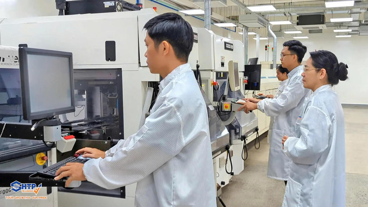 Các giáo viên trung tâm đào tạo SHTP đang thực hành trên dây chuyền đóng gói và kiểm thử vi mạch. (Ảnh: SHTP)