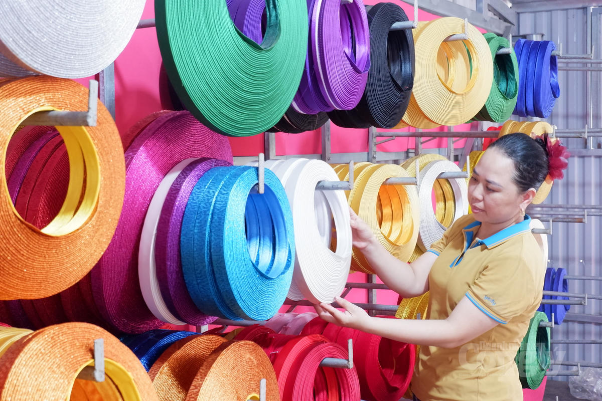  Các mẫu khăn xếp tại cơ sở sản xuất của nghệ nhân Vũ Thị Yến được thiết kế với nhiều màu sắc, kiểu dáng, đáp ứng nhu cầu sử dụng trong lễ hội và các sự kiện truyền thống.