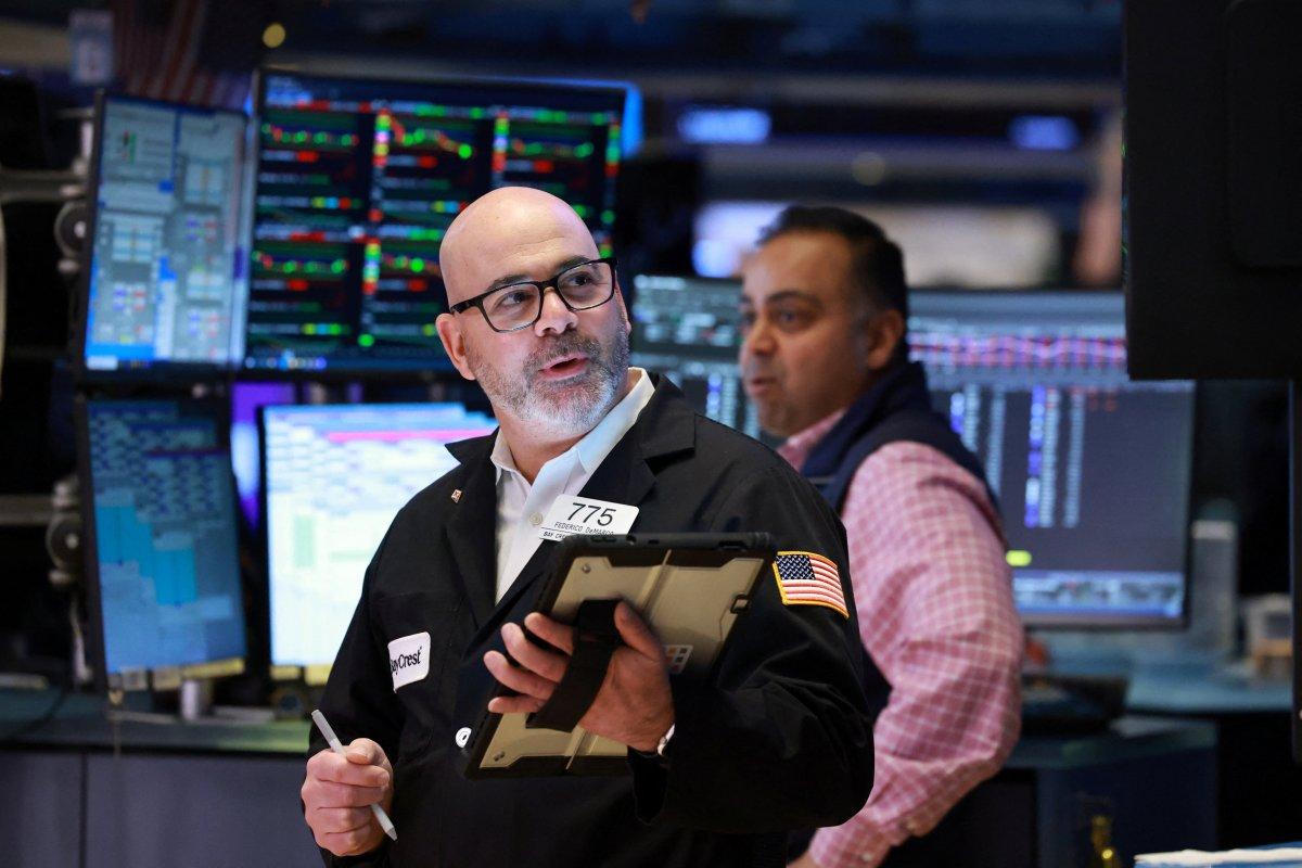 Nhà giao dịch theo dõi thị trường tại Sở Giao dịch chứng khoán New York (NYSE), Mỹ. Ảnh tư liệu: Reuters/Brendan McDermid