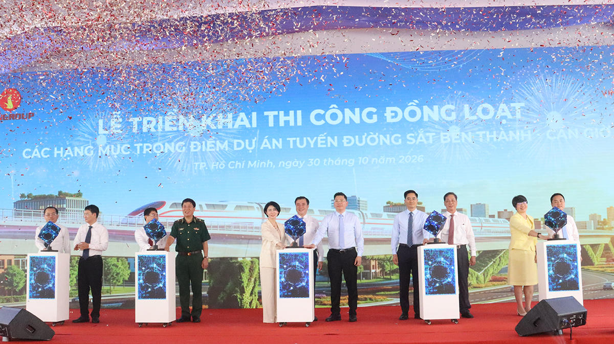 Nghi thức bấm nút triển khai thi công đồng loạt các hạng mục trọng điểm Dự án tuyến đường sắt Bến Thành - Cần Giờ. (Ảnh: Cổng thông tin điện tử TP.HCM)