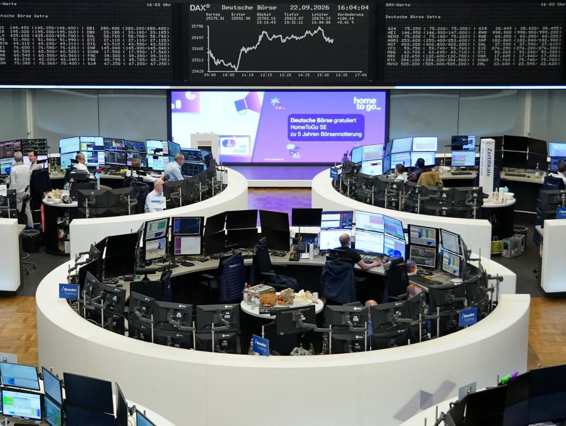 Hoạt động giao dịch tại Sở Giao dịch chứng khoán Frankfurt, Đức. Ảnh: Reuters