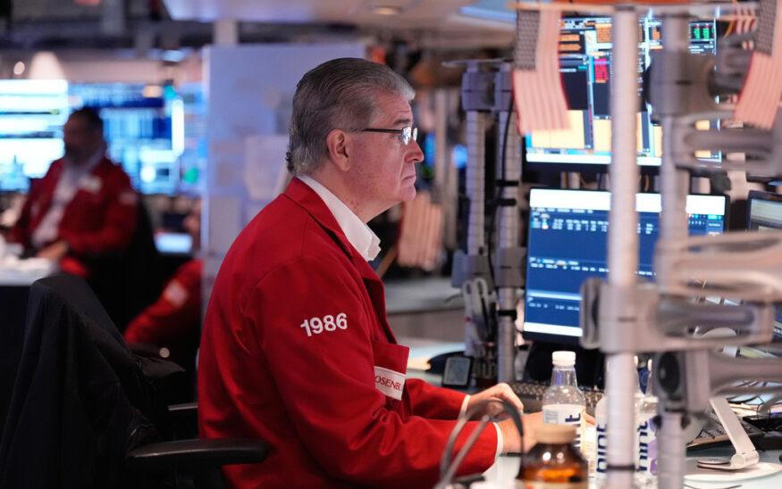 Nhà giao dịch theo dõi diễn biến thị trường tại Sở Giao dịch chứng khoán New York (NYSE), Mỹ. Ảnh: Reuters.