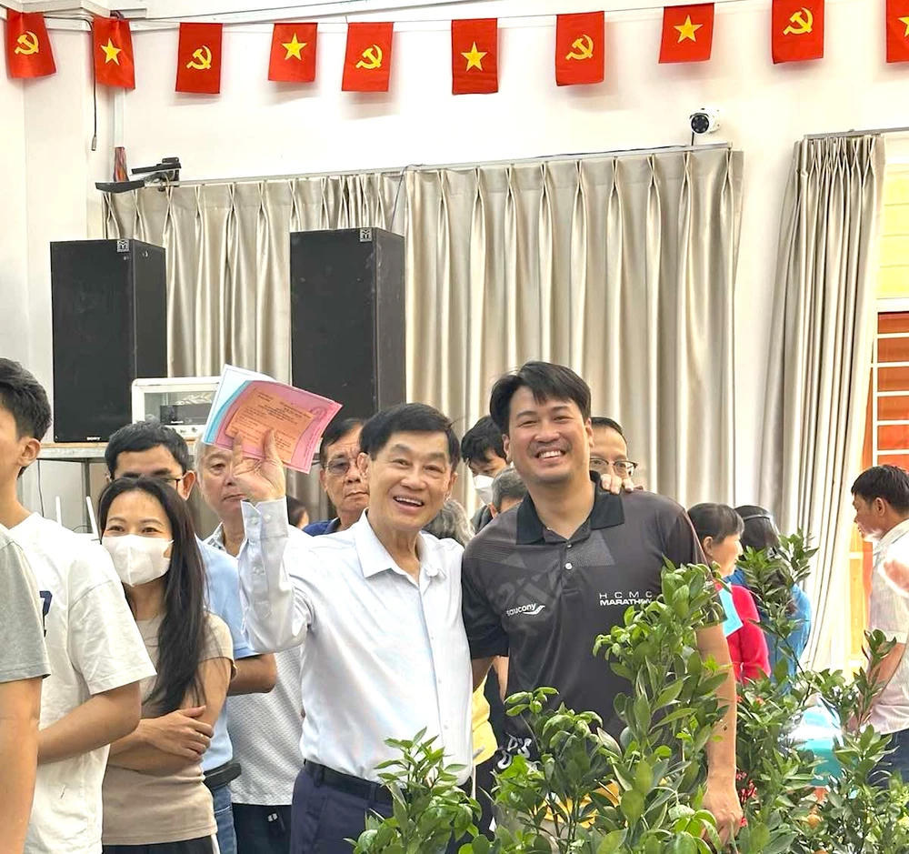 Ông Johnathan Hạnh Nguyễn cùng con trai đi bầu cử ngày 15/3. Ảnh: Quang Huy