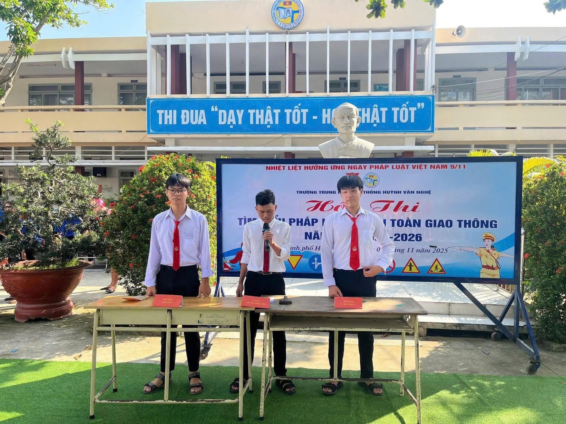 Hội thi Tìm hiểu pháp luật trật tự, an toàn giao thông tại Trường THPT Huỳnh Văn Nghệ, TP.HCM. Đây là một trong những hoạt động hưởng ứng chuỗi Cuộc thi Tìm hiểu pháp luật về trật tự, an toàn giao thông 2025.