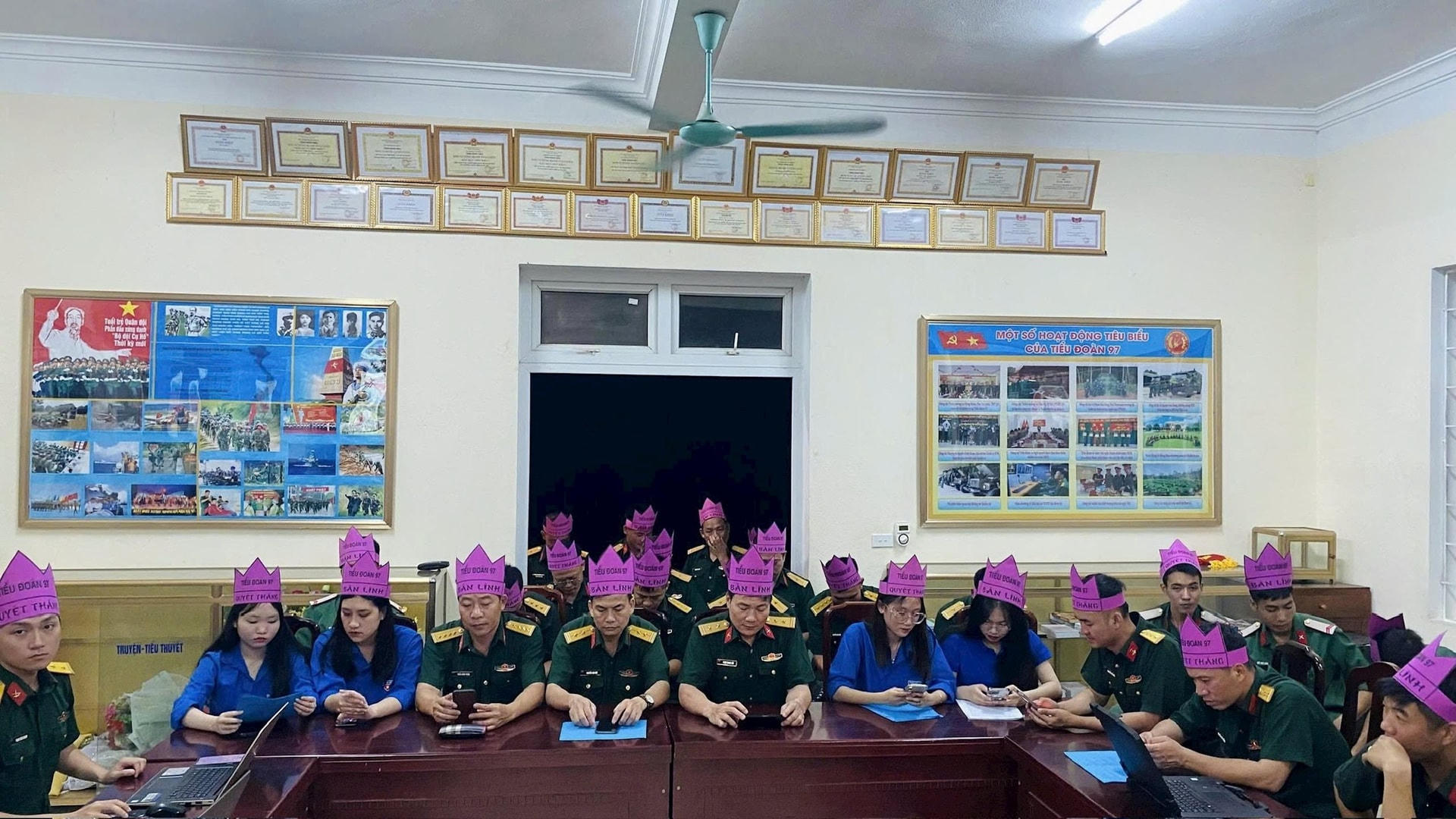 Các cán bộ, chiến sĩ tham gia Cuộc thi "Tìm hiểu 80 năm lịch sử Lực lượng vũ trang Quân khu 4.