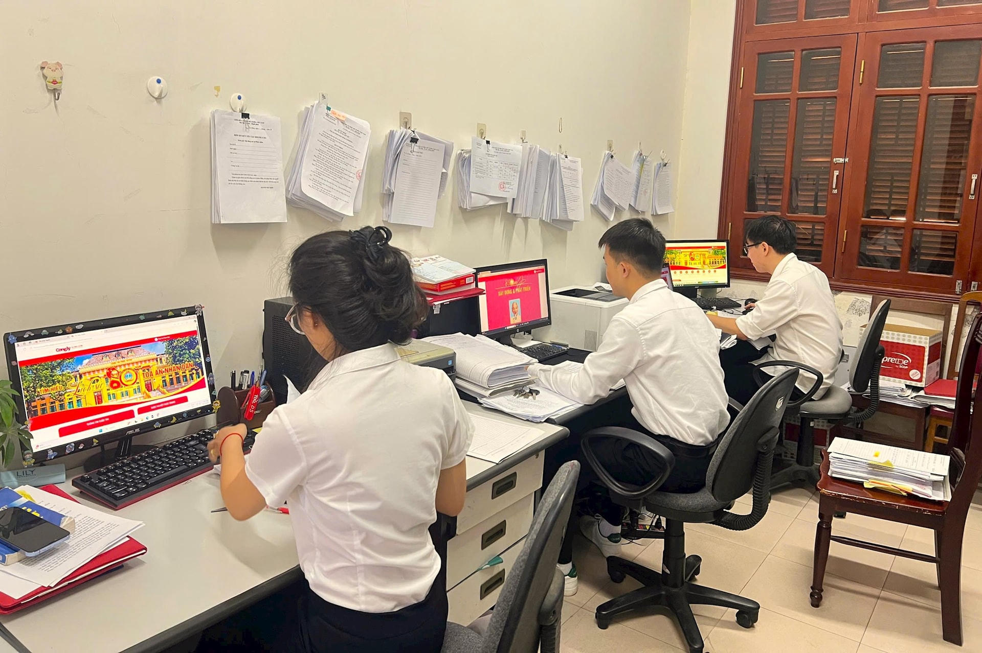 Các cán bộ ngành Tòa án tham gia Cuộc thi trực tuyến "Tìm hiểu lịch sử 80 năm ngành Tòa án". 