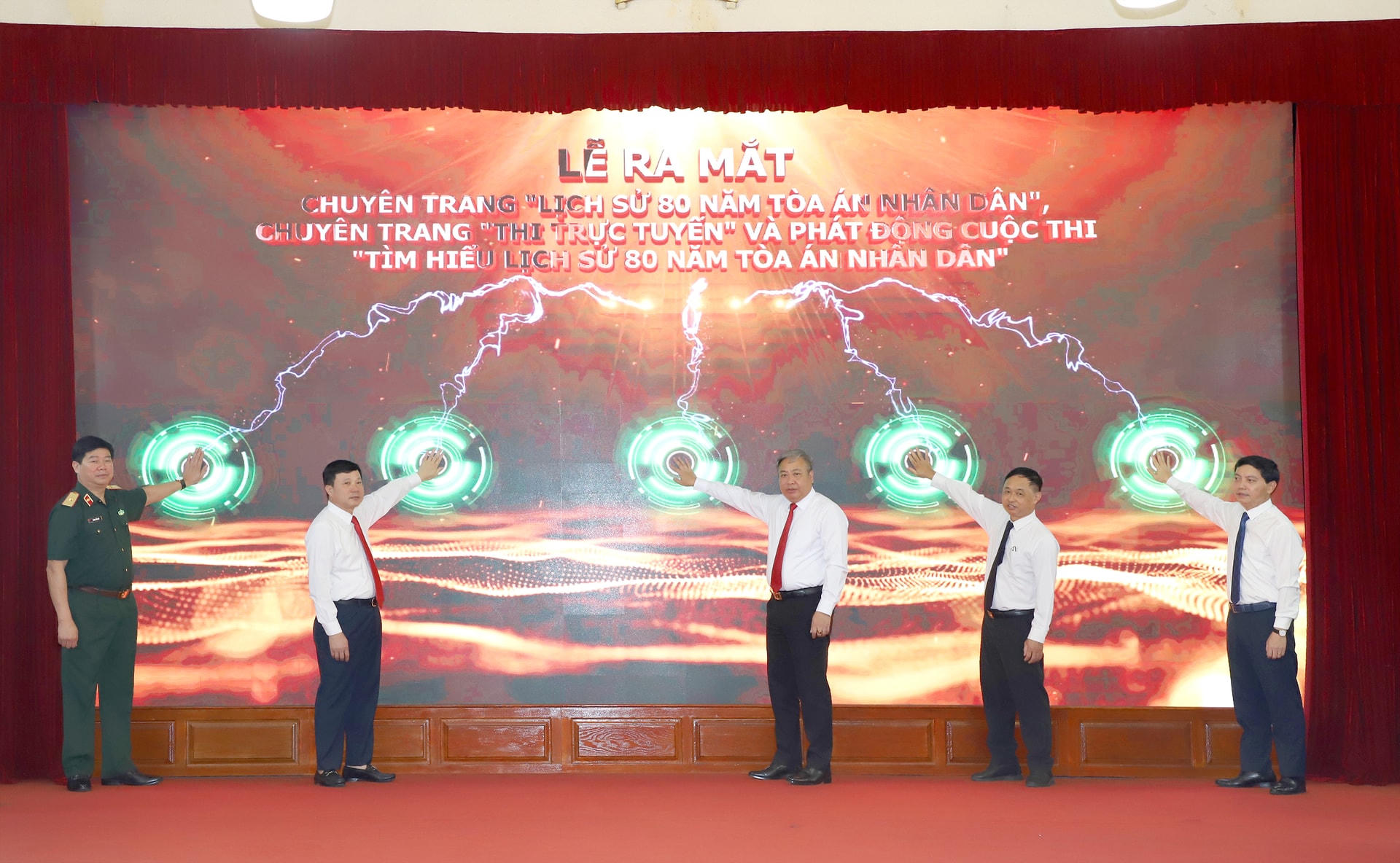 Lãnh đạo Tòa án nhân dân tối cao và các đại biểu bấm nút ra mắt Chuyên trang đặc biệt "Lịch sử 80 năm Tòa án nhân dân", Thị trực tuyến và phát động Cuộc thi "Tìm hiểu lịch sử 80 năm Tòa án nhân dân.  