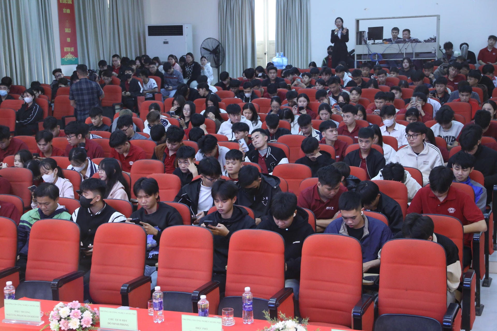 Sinh viên Trường Cao đẳng Công nghệ cao Hà Nội tham gia Cuộc thi trực tuyến Tìm hiểu Luật Phòng, chống tác hại của thuốc lá năm 2025.