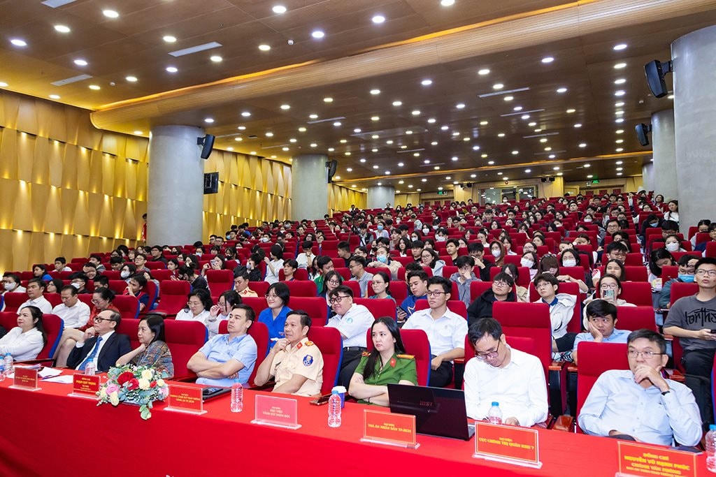 Tại Trường Đại học Quốc tế Hồng Bàng, hàng trăm sinh viên tham gia chương trình tuyên truyền "Không giao xe cho người không đủ điều kiện điều khiển phương tiện tham gia giao thông"