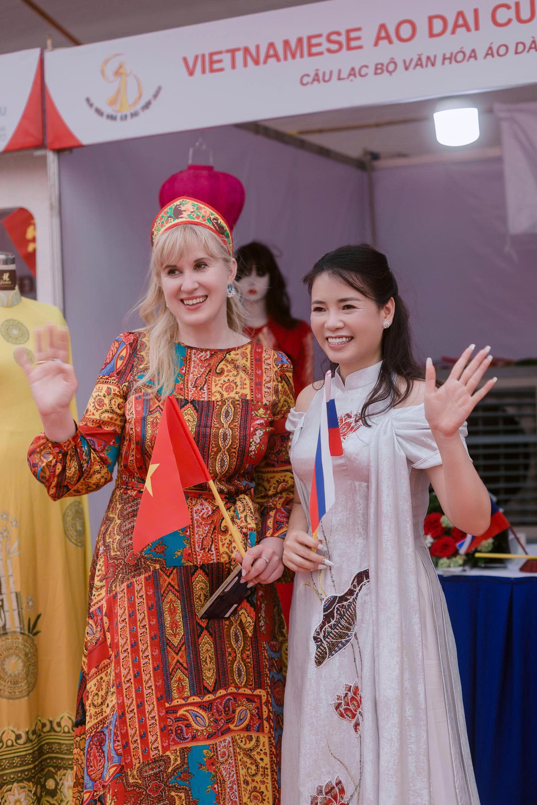 Nhà thiết kế Hoàng Ly và người bạn Nga