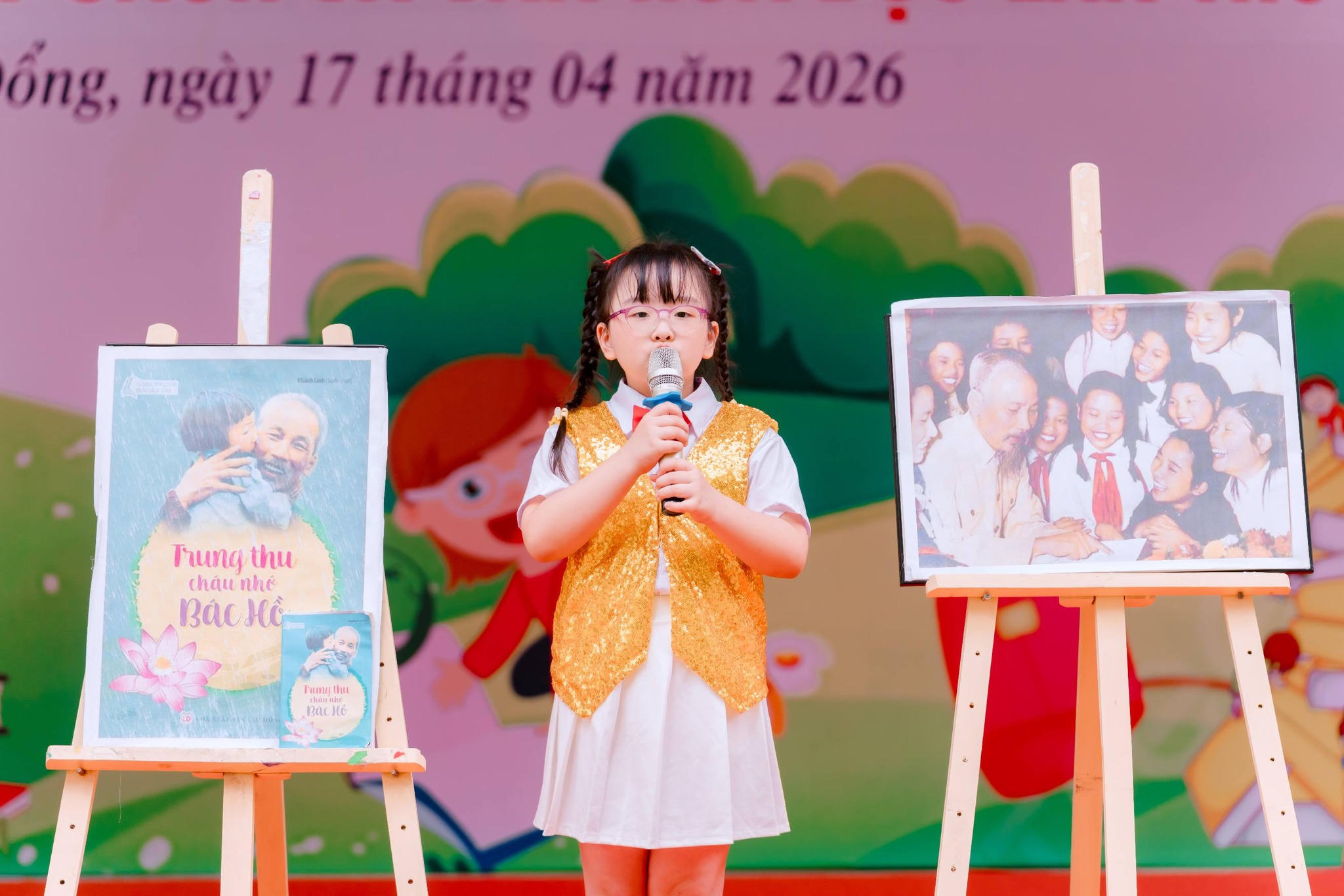 Trần Bảo Anh (lớp 1A6) tự tin với phần thi giới thiệu sách cùng nhóm học sinh khối 1.&nbsp;&nbsp;