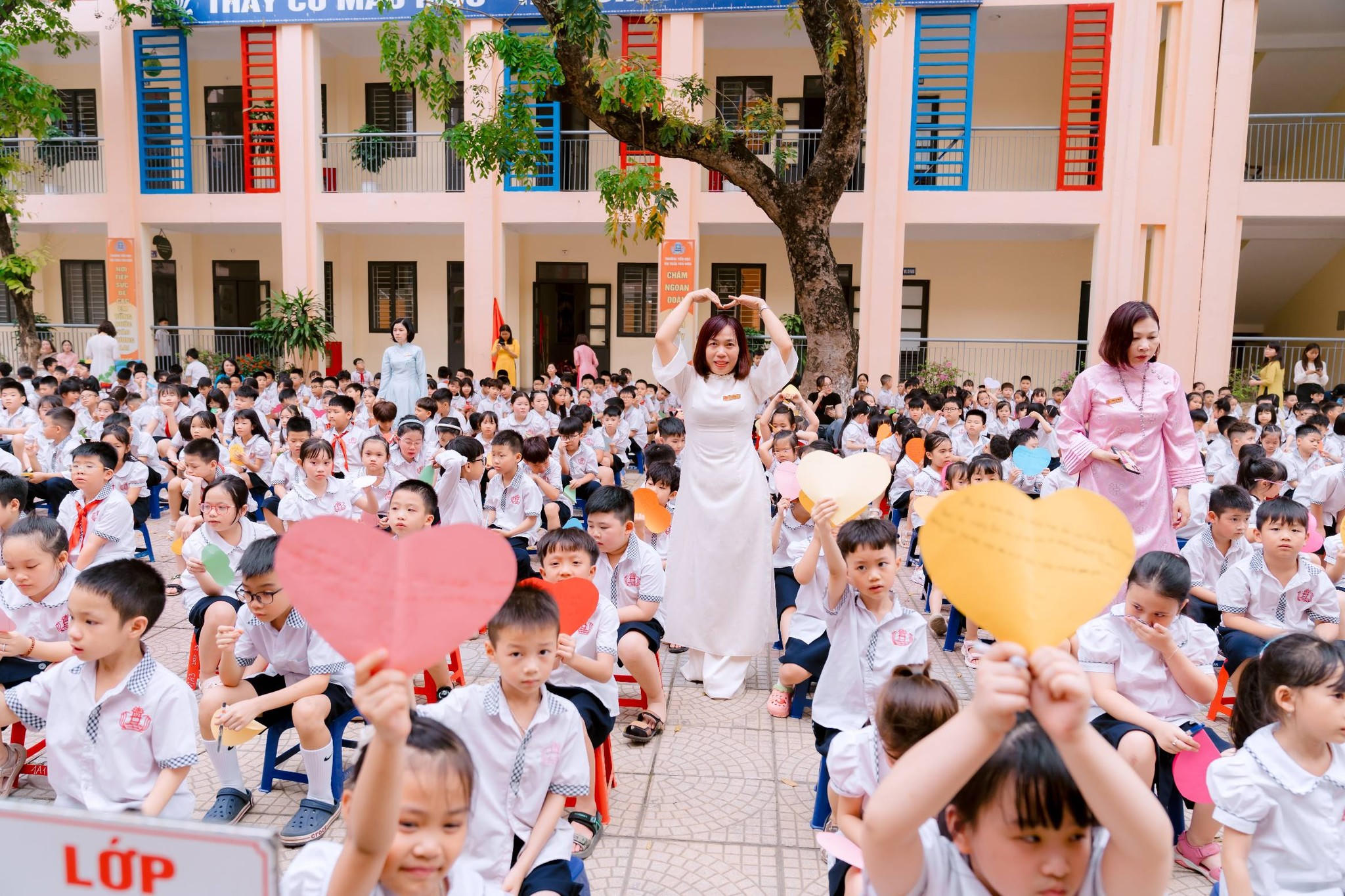 Cô Lê Thị Hòa (áo dài trắng), giáo viên chủ nhiệm lớp 1A6:&nbsp;"Điều đáng quý nhất không phải là những khoảnh khắc lắng lại trong buổi học, mà là sự thay đổi âm thầm sau đó".
