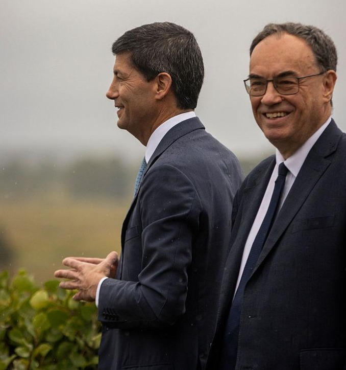 Chủ tịch Fed Kevin Warsh và Thống đốc Ngân hàng Trung ương Anh Andrew Bailey bên lề Jackson Hole