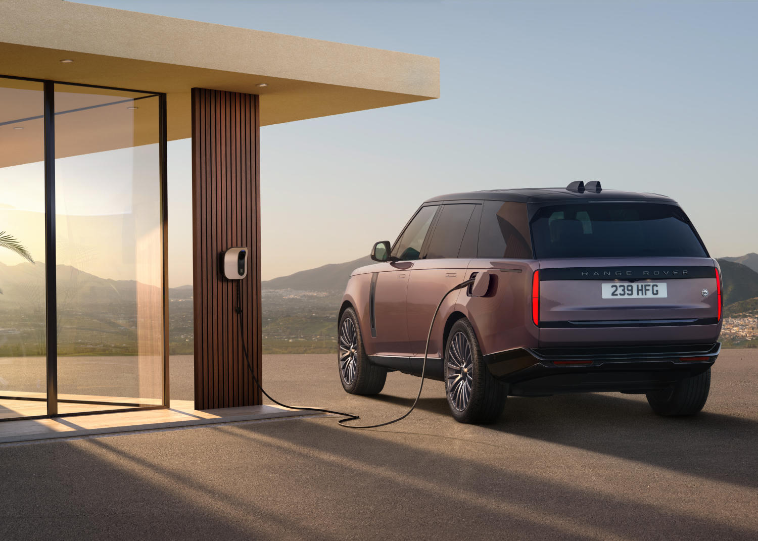 Range Rover Electric sử dụng kiến trúc điện 800 V, hỗ trợ sạc nhanh DC công suất tới 350 kW; thời gian sạc từ 10% lên 80% khoảng 22 phút. Ảnh: Range Rover/JLR.