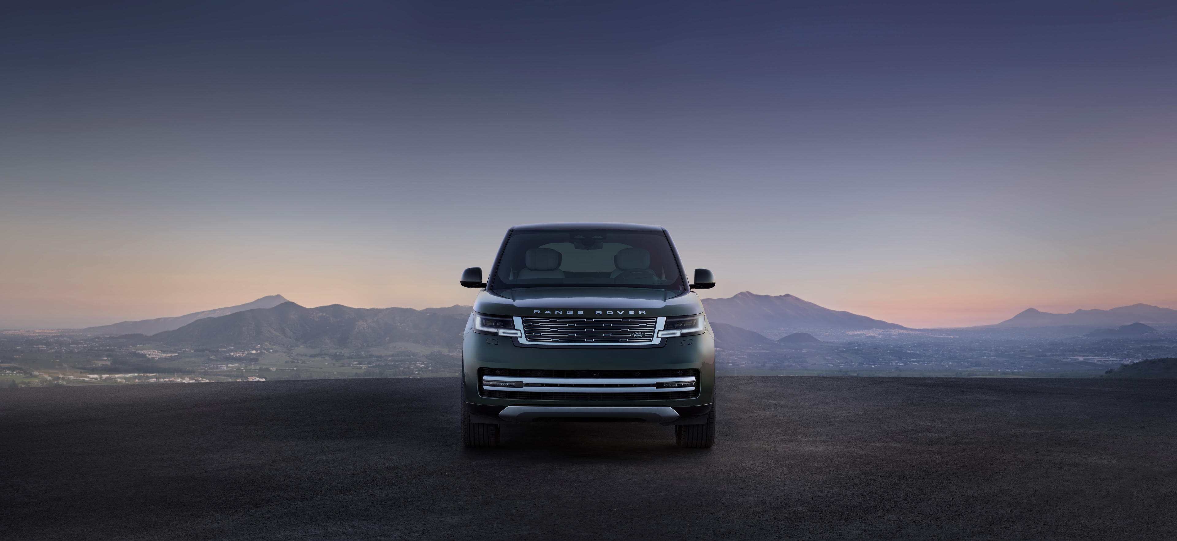 Range Rover Electric vẫn giữ những đường nét nhận diện đặc trưng của Range Rover dù chuyển sang hệ truyền động thuần điện. Ảnh: Range Rover/JLR.