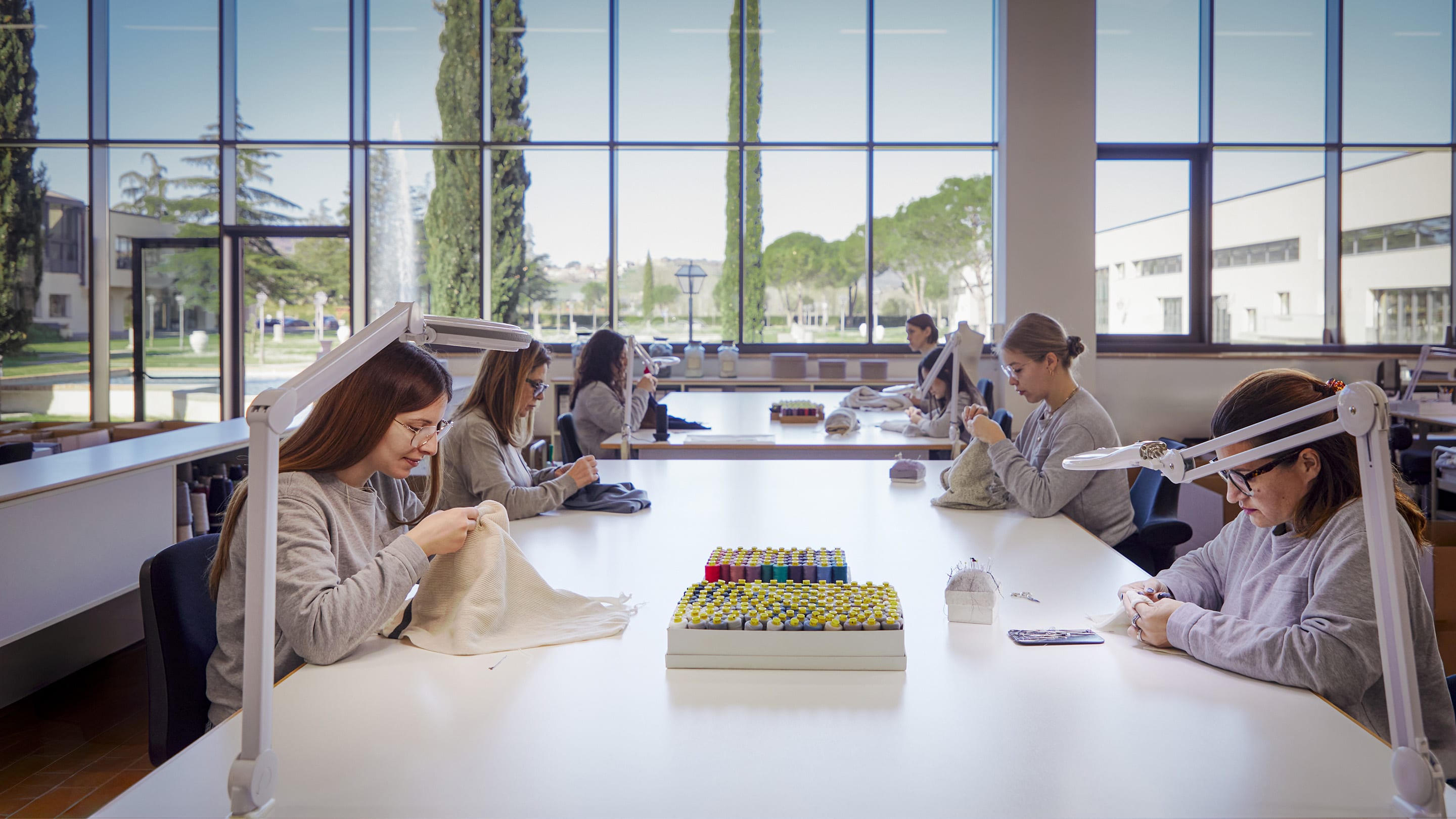 Xưởng dệt kim thủ công Artisanal Knitwear Factory tại Umbria, Italy. Ảnh: Brunello Cucinelli.