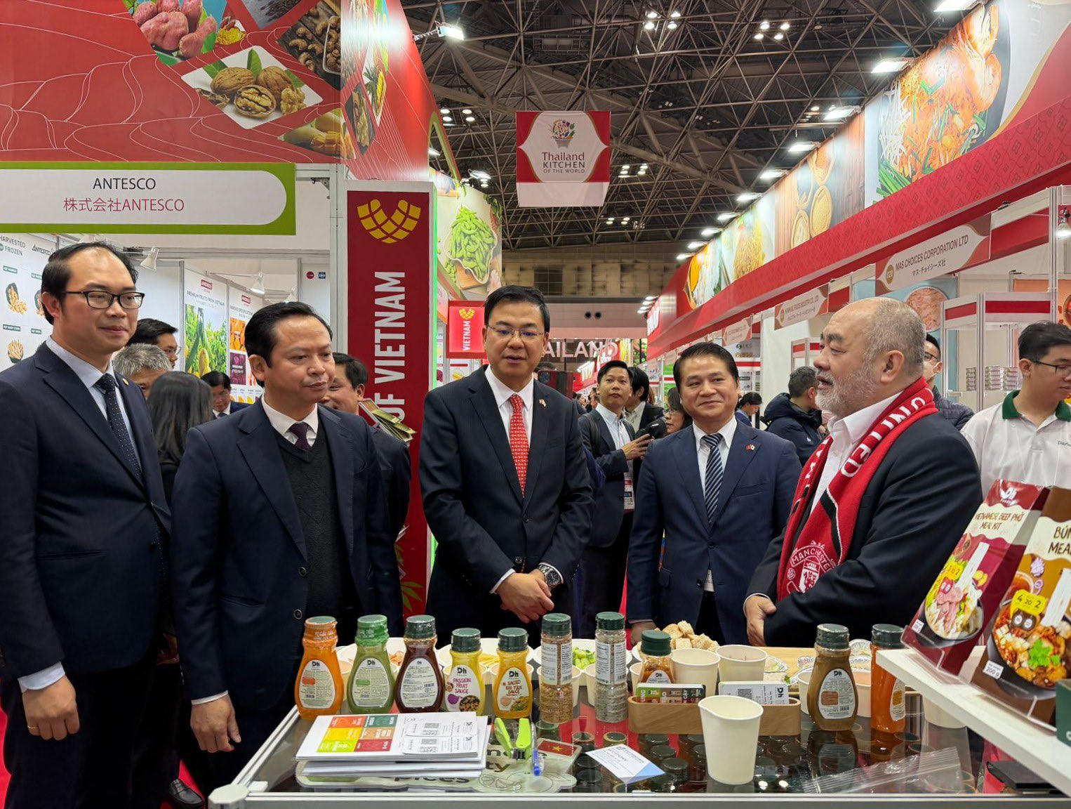 Đoàn Đại sứ quán Việt Nam ghé thăm một gian hàng tại Foodex Japan 2026.