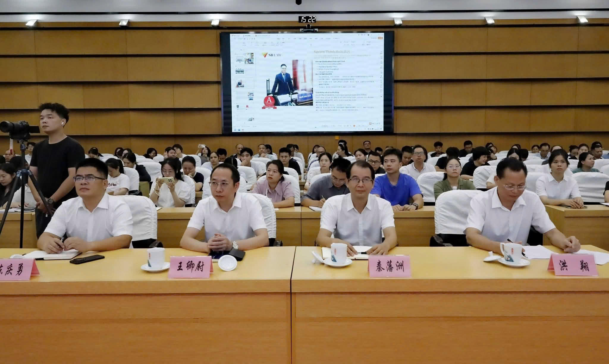 Ngày 16/09/2026, Luật sư Nguyễn Thanh Hà – Chủ tịch Công ty Luật SBLAW đã tham dự và là diễn giả chính tại “Diễn đàn Thương nhân Hà Thành kỳ thứ 10 thành phố Quý Cảng” với chủ đề “Hoạt động giao lưu dịch vụ pháp lý Quý Cảng – Việt Nam”.