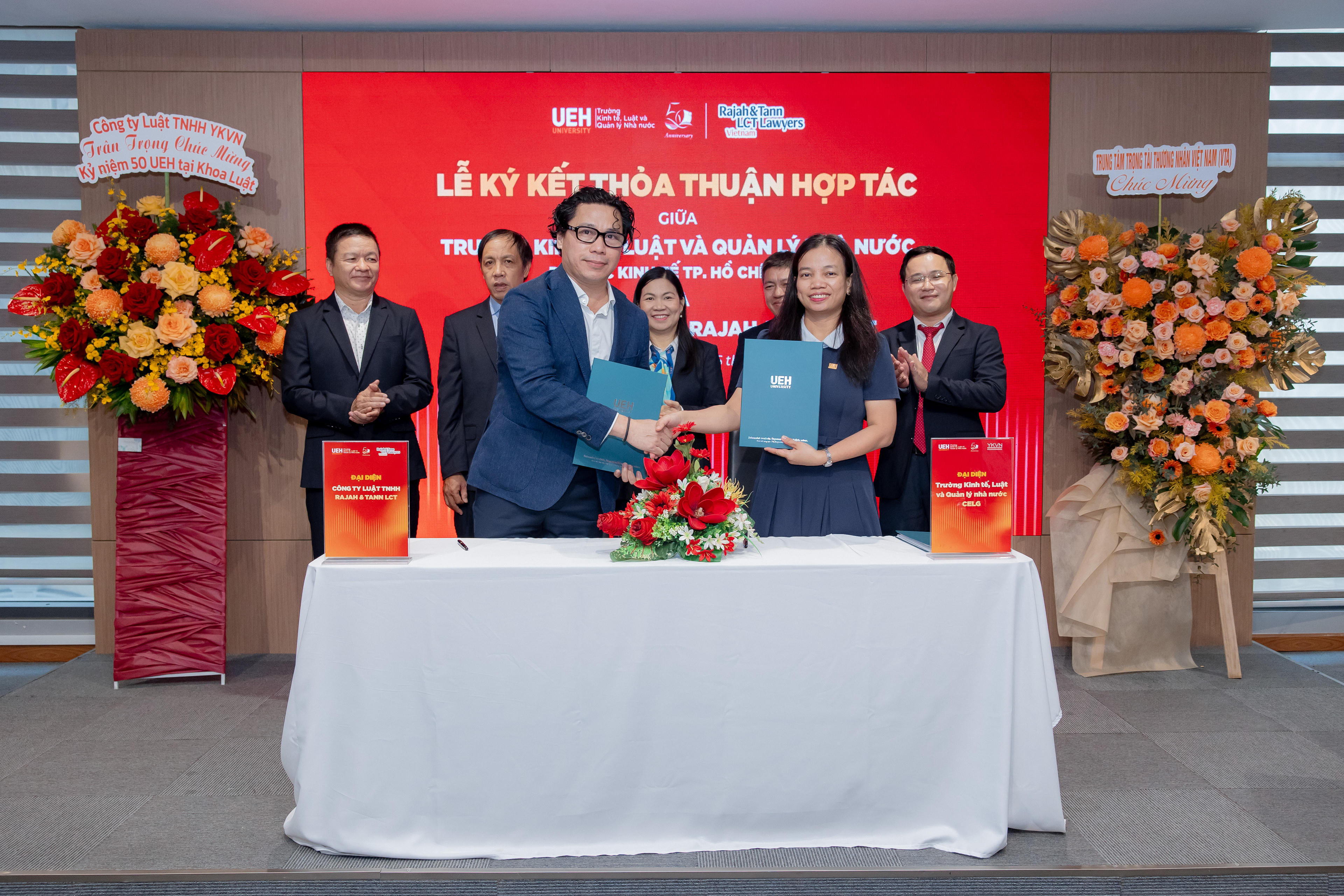 Đại diện Trường Kinh tế, Luật và Quản lý nhà nước (CELG), Đại học Kinh tế TP.HCM và Công ty Luật TNHH Rajah & Tann LCT tại lễ tái ký thỏa thuận hợp tác giai đoạn 2026-2030, ngày 26/9/2026. Ảnh: NVCC