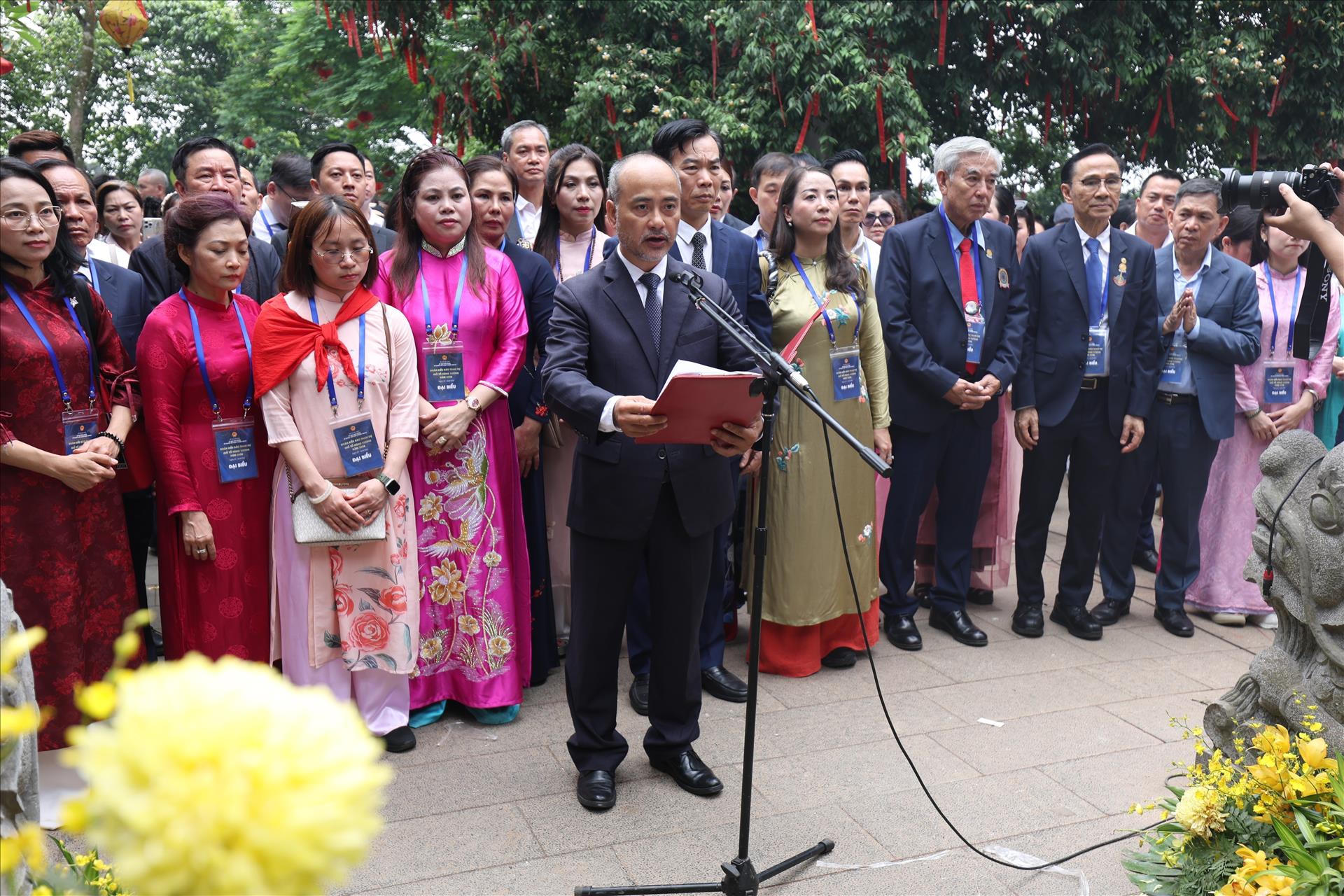Ông Nguyễn Trung Kiên - Chủ nhiệm Ủy ban Nhà nước về người Việt Nam ở nước ngoài - cùng đoàn kiều bào dâng hương tưởng nhớ các Vua Hùng tại Khu Di tích lịch sử Đền Hùng, tỉnh Phú Thọ, ngày 25/4/2026. Ảnh: Ủy ban Nhà nước về người Việt Nam ở nước ngoài