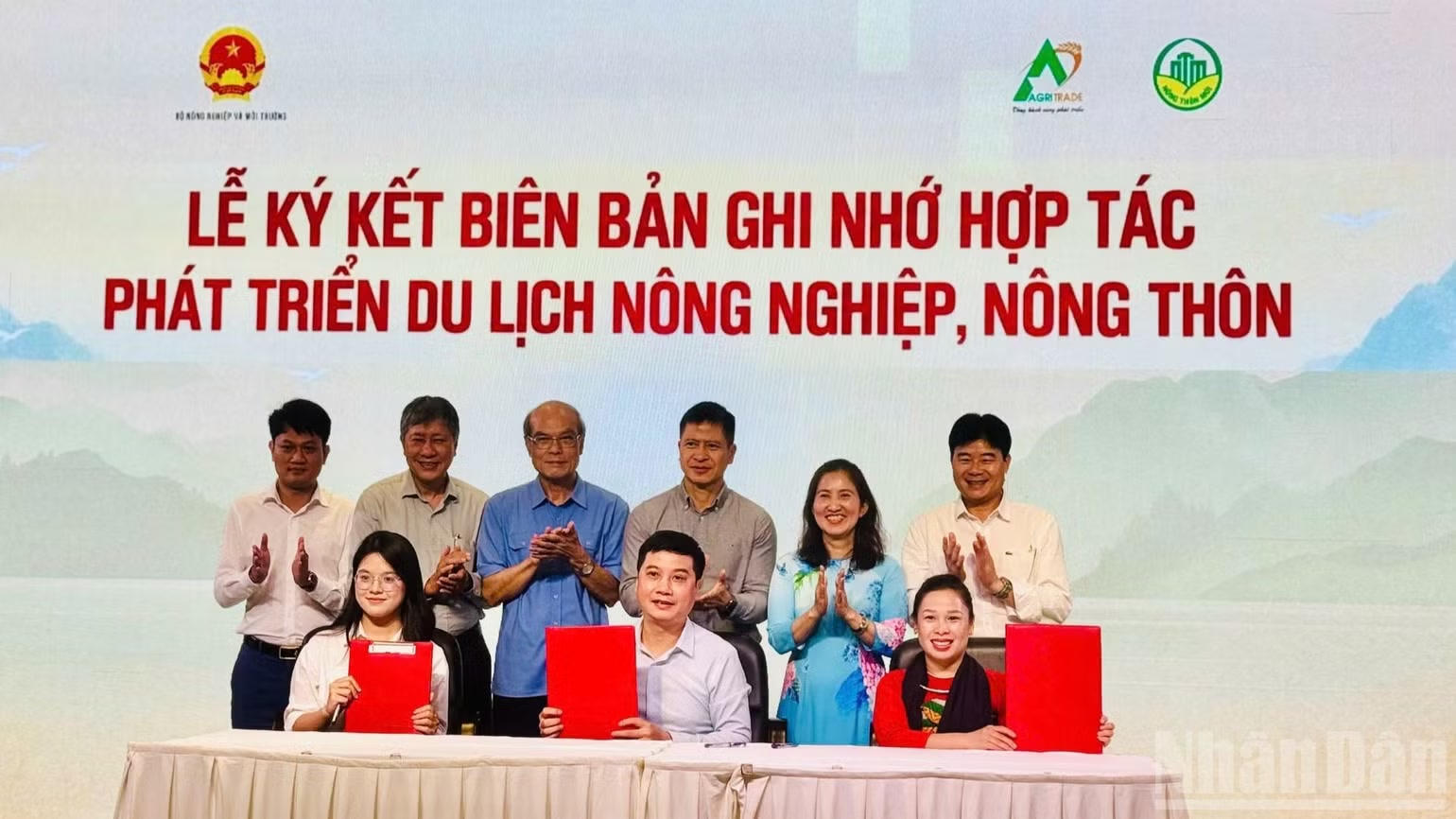 Hoạt động ký kết hợp tác trong chuỗi sự kiện xúc tiến thương mại tại Hà Nội, tháng 10/2026. Ảnh: HNV / Báo Nhân Dân.