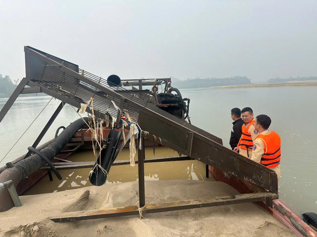 Cục CSGT bắt giữ 2 phương tiện khai thác cát trái phép trên sông Lam
