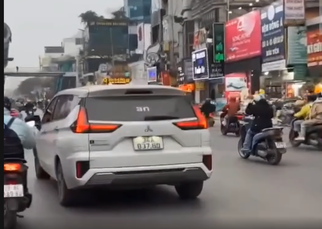 Xác minh vụ xe ô tô gắn bảng LED hiển thị nội dung xúc phạm lực lượng Công an